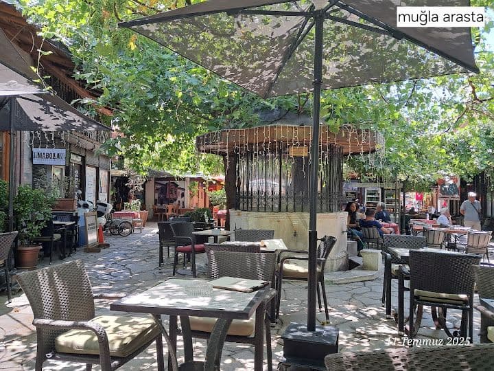 Mabolla Bookstore & Cafe
